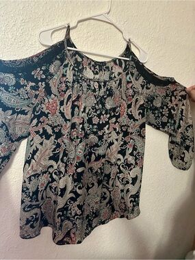 Sami & Jo Black Paisley Cold-Shoulder Blouse